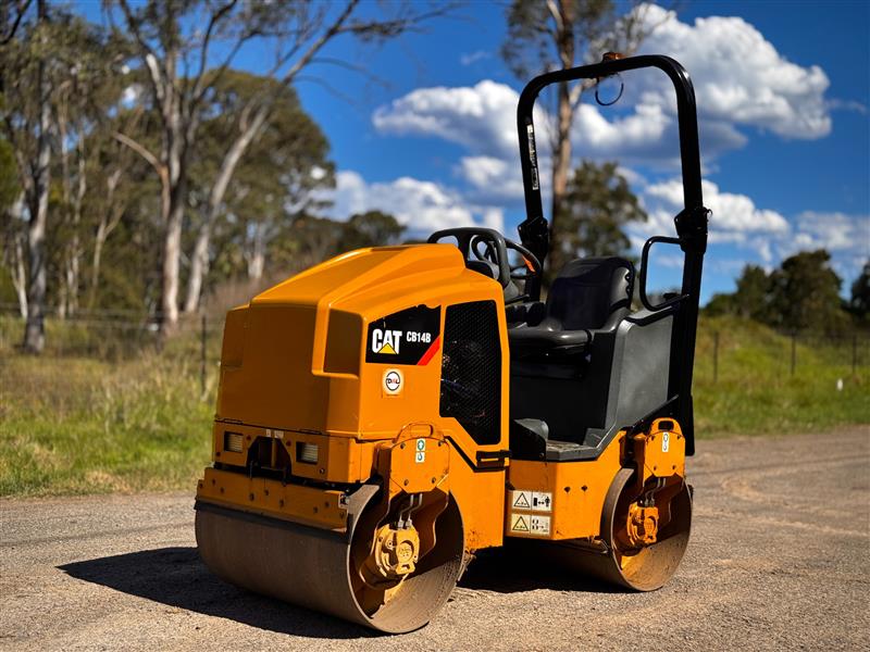 Caterpillar CB14B 1.4T dual smooth drum roller