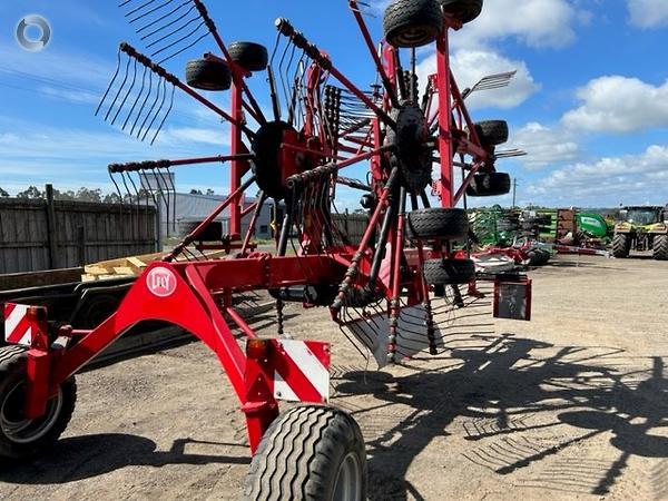 Photo 1. Lely Hibiscus 915 CD hay rake