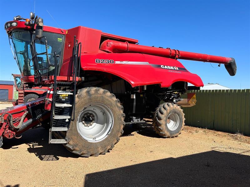 Case IH 8230 combine harvester