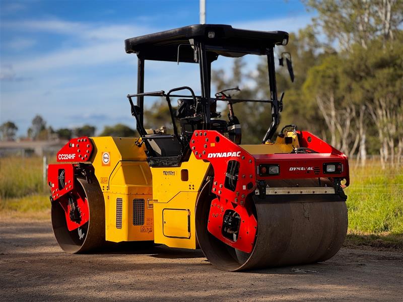 Dynapac CC224HF 8.1T smooth drum roller compactor