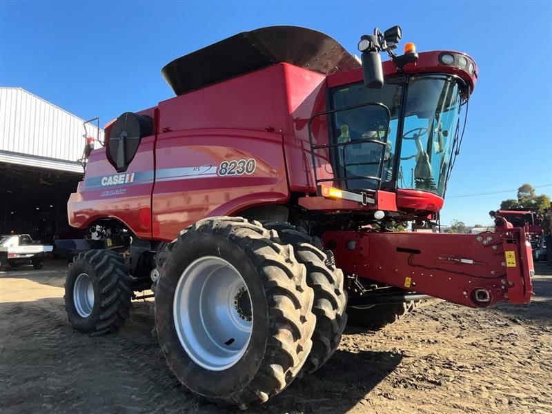 Case IH 8230 combine harvester