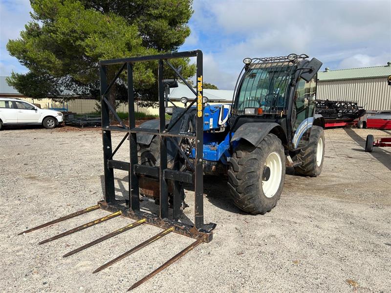 New Holland LM7.42 telehandler