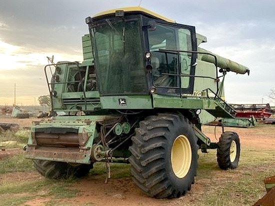 John Deere 7720 combine harvester