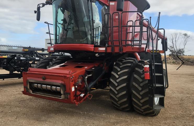 Case IH 8120 combine harvester