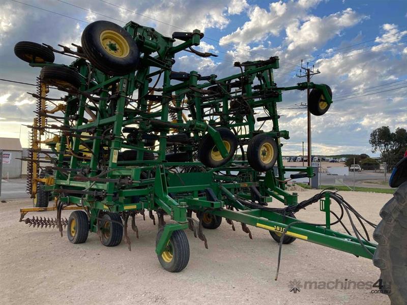 John Deere 1910 Air Seeding Box and 1810 Seeding Bar, Seeding Tillage