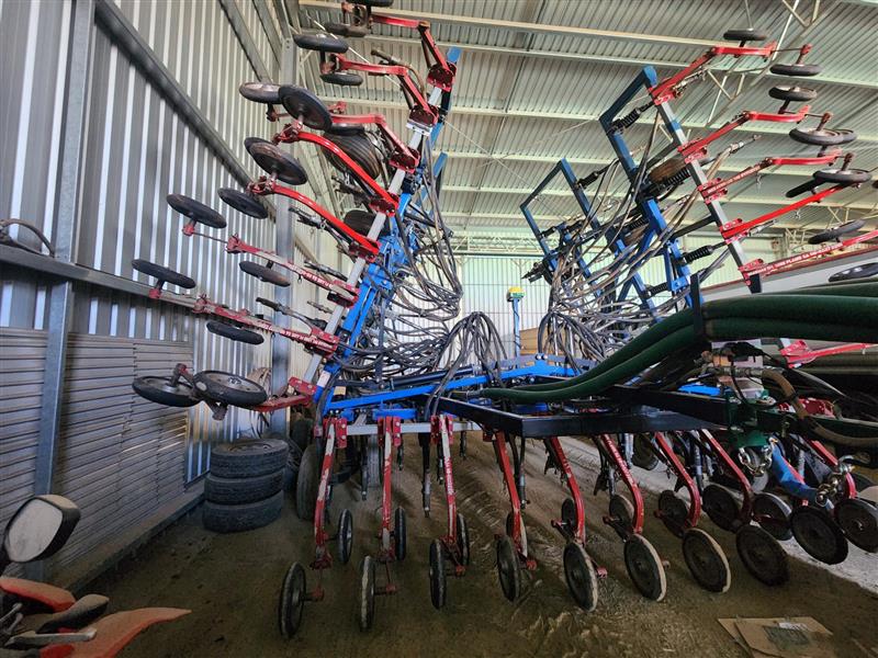 Photo 2. Flexi-Coil (New Holland) ST830 Bar & SC180 Air Cart