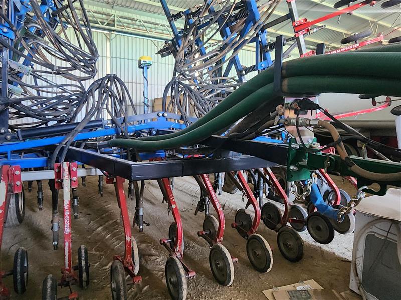 Photo 3. Flexi-Coil (New Holland) ST830 Bar & SC180 Air Cart