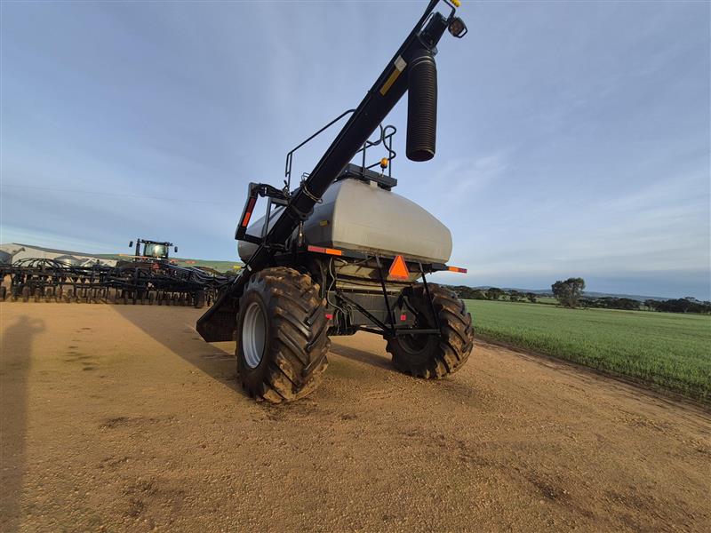 Photo 5. Flexi-Coil 3850 TBH Air Cart