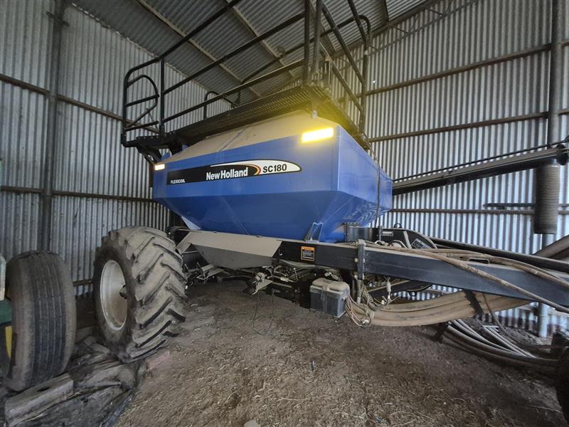 Photo 4. Flexi-Coil (New Holland) ST830 Bar & SC180 Air Cart