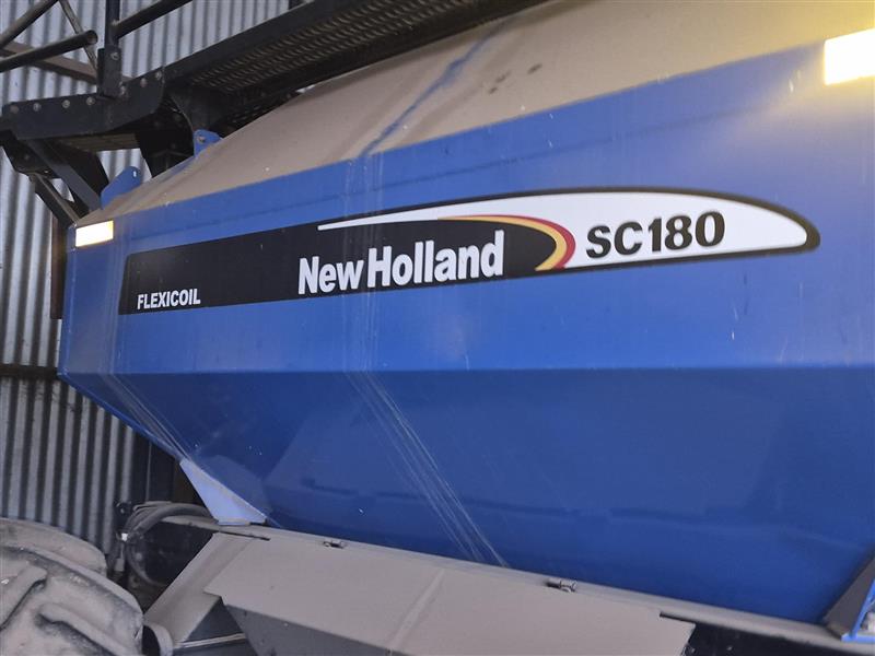 Photo 5. Flexi-Coil (New Holland) ST830 Bar & SC180 Air Cart