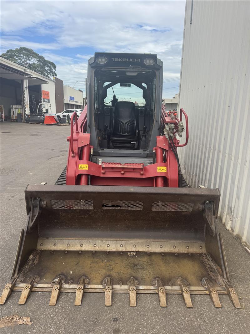 Photo 2. 2021 TAKEUCHI TL12R2 