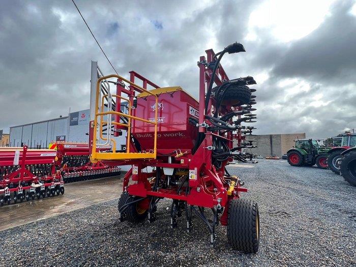 Photo 4. Duncan AG AS6100 airseeder