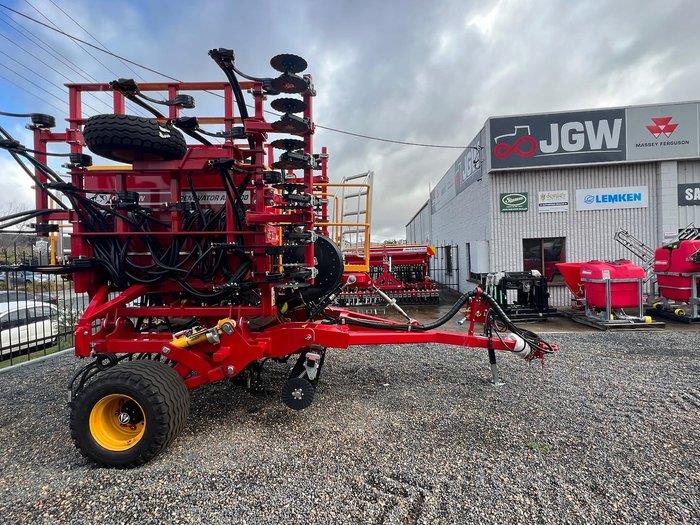 Photo 3. Duncan AG AS6100 airseeder