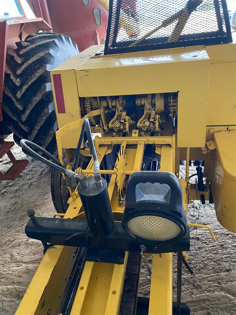 Photo 5. New Holland BC5070 square baler