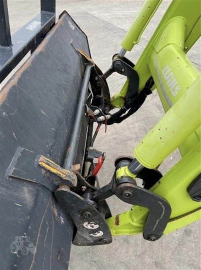 Photo 2. Claas Arion 530 tractor