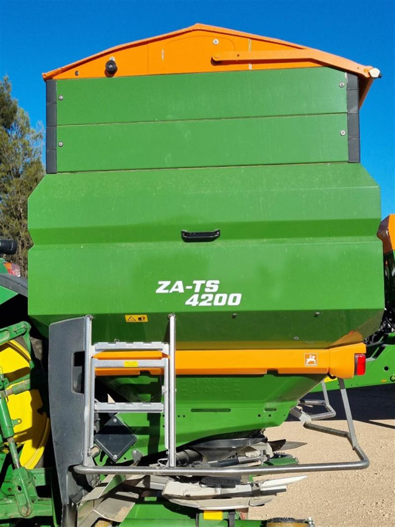 Photo 2. Amazone ZA-TS 4200 Fertilizer/Manure Spreader