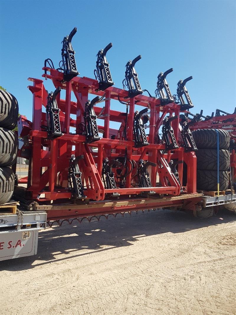 Photo 2. Morris Quantum 21m Cultivator