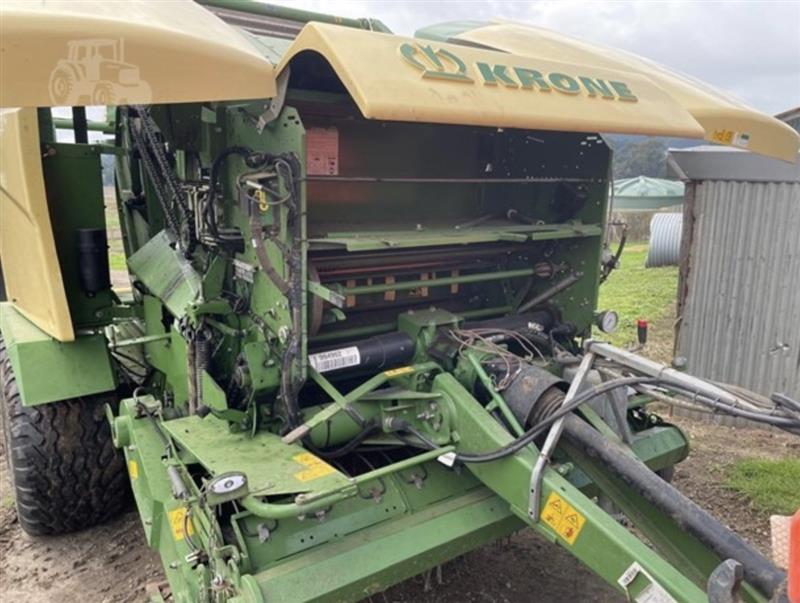 Photo 2. Krone Comprima CV150XC round baler