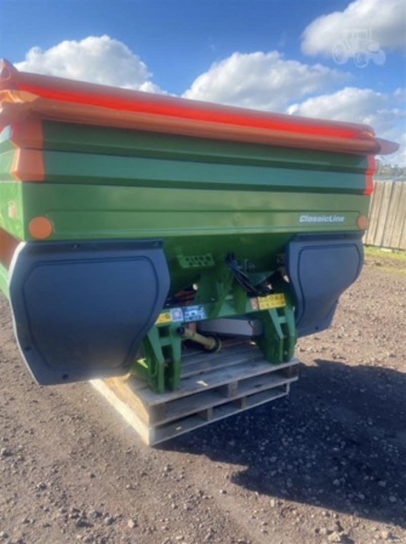 Photo 2. Amazone ZA-M 1501 spreader