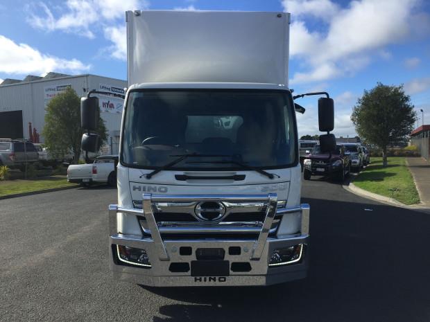 Photo 2. Hino FD 1124-500 Series Pantech