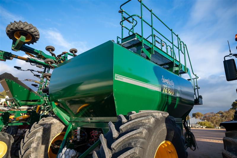 Photo 2. Simplicity 30 Series 16500L Air Seeder Cart