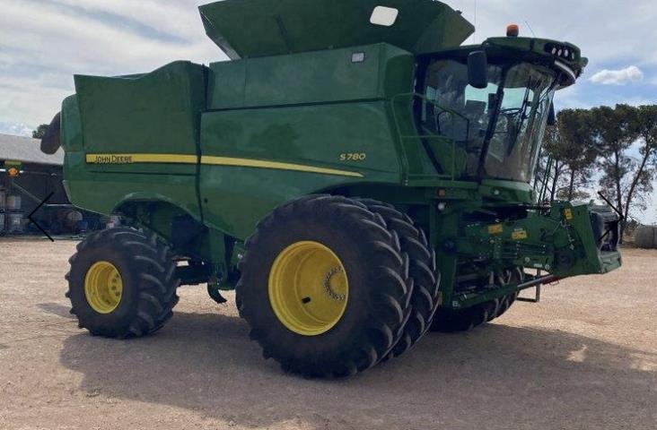 Photo 2. John Deere S780 with 640FD & trailer combine harvester