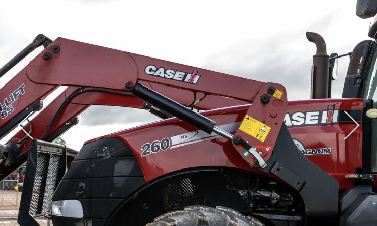 Photo 2. Case IH Magnum 260 tractor