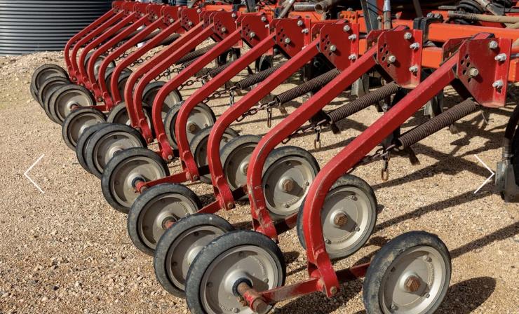 Photo 2. Horwood Bagshaw Scaribar airseeder