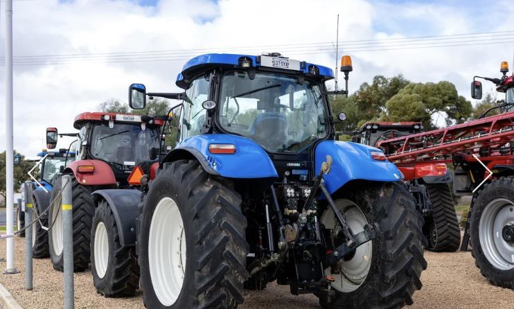 Photo 2. New Holland T7.260 tractor