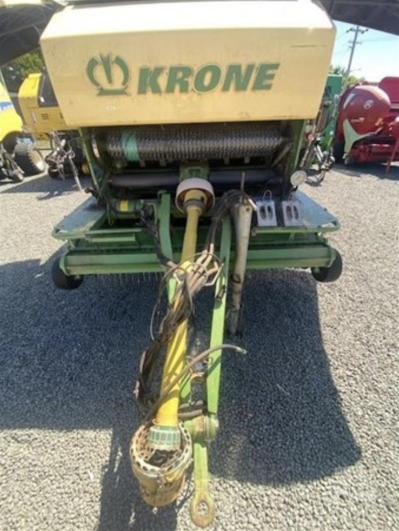 Photo 2. Krone Comprima V180XC round baler