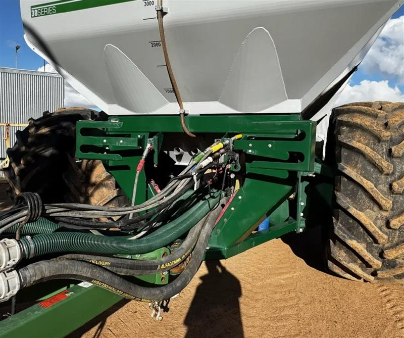 Photo 2. Simplicity 28500lt asc airseeder