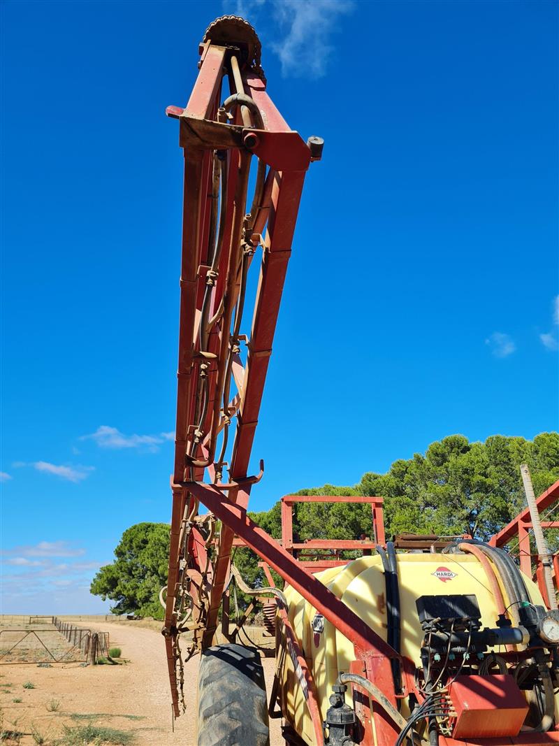 Photo 2. Hardi 4228 Commander Boom Sprayer