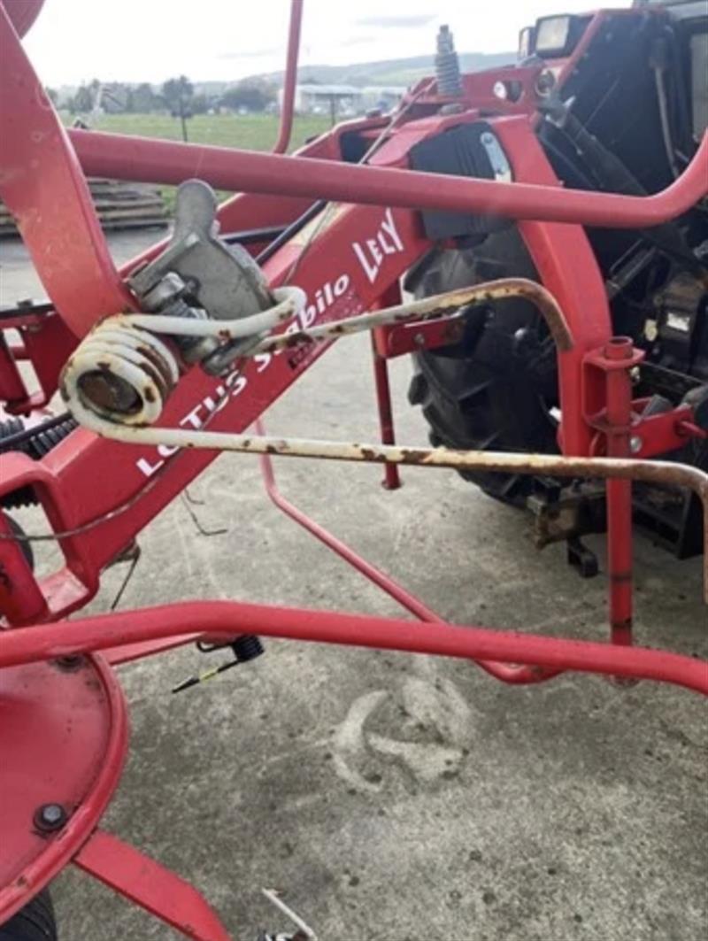 Photo 2. Lely Lotus Stabilo 520 tedder