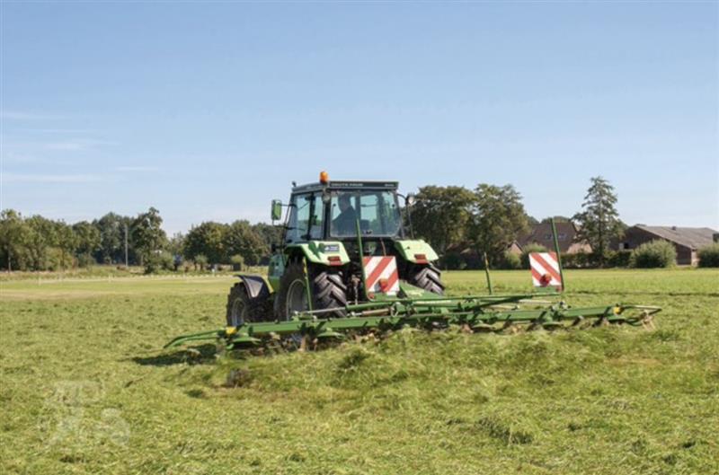 Photo 2. Krone KW782 tedder