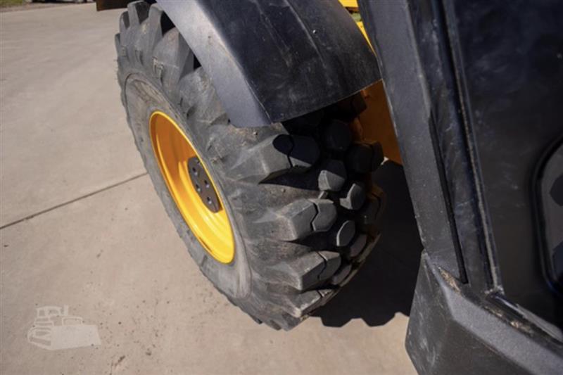 Photo 2. JCB 560-80 telehandler