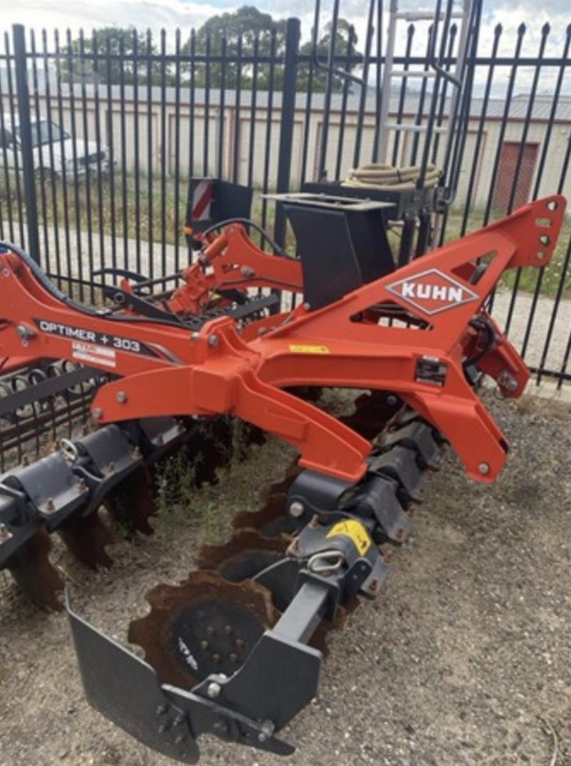 Photo 2. Kuhn Optimer+ 303 plough