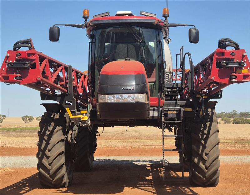 Photo 2. Case IH Patriot 4430 self propelled sprayer