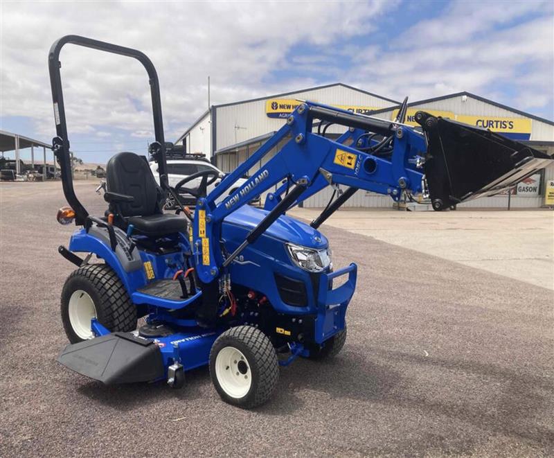 Photo 2. Boomer 25 Compact tractor