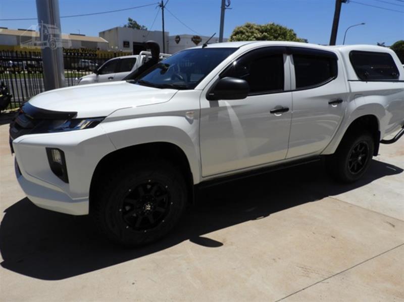 Photo 2. Mitsubishi Triton ute