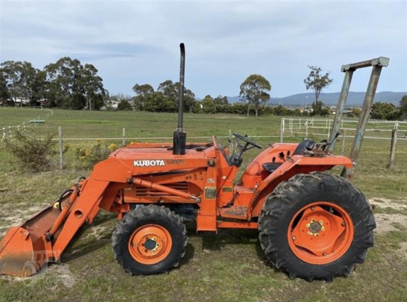 Photo 2. Kubota L3250 tractor