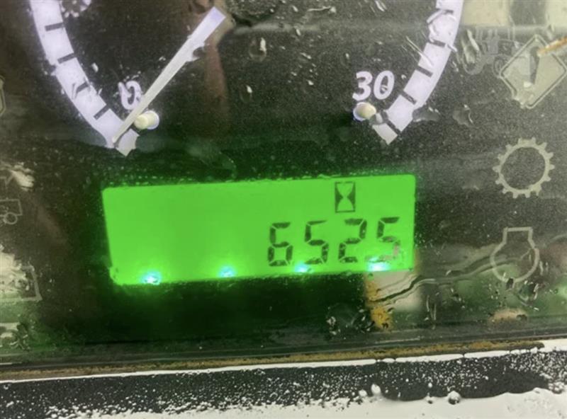 Photo 2. John Deere 5075E tractor