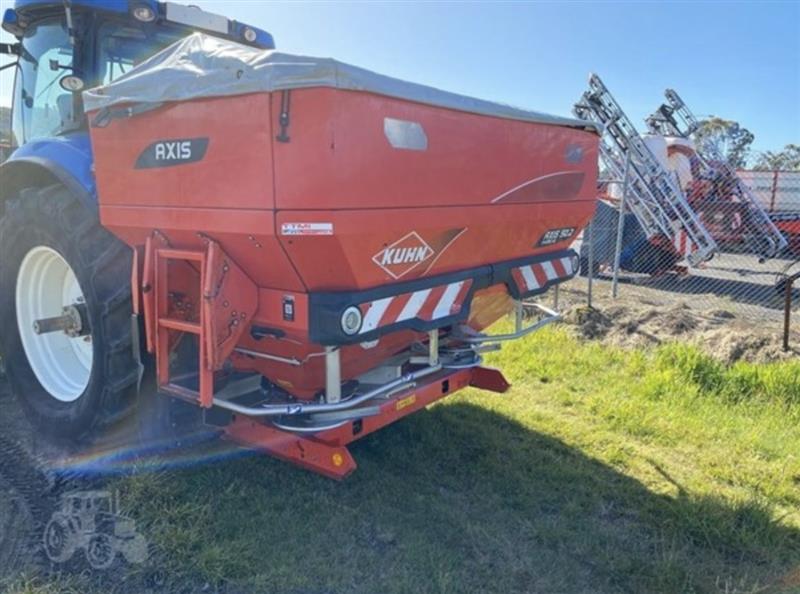 Photo 2. Kuhn Axis 50.2H-EMC-W spreader