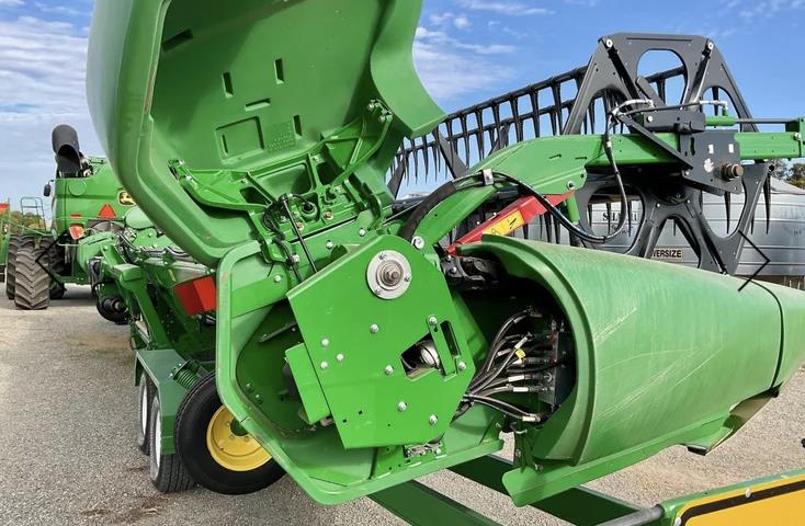Photo 2. John Deere S680 & 740 harvester front