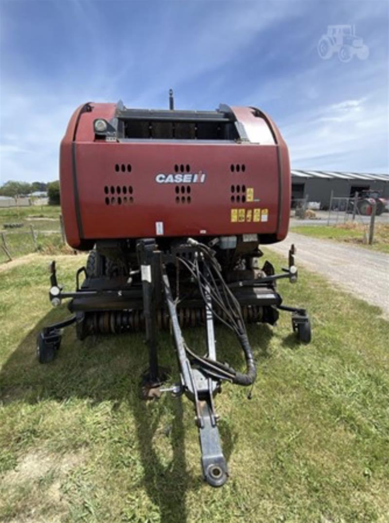 Photo 2. Case IH RB465 round baler