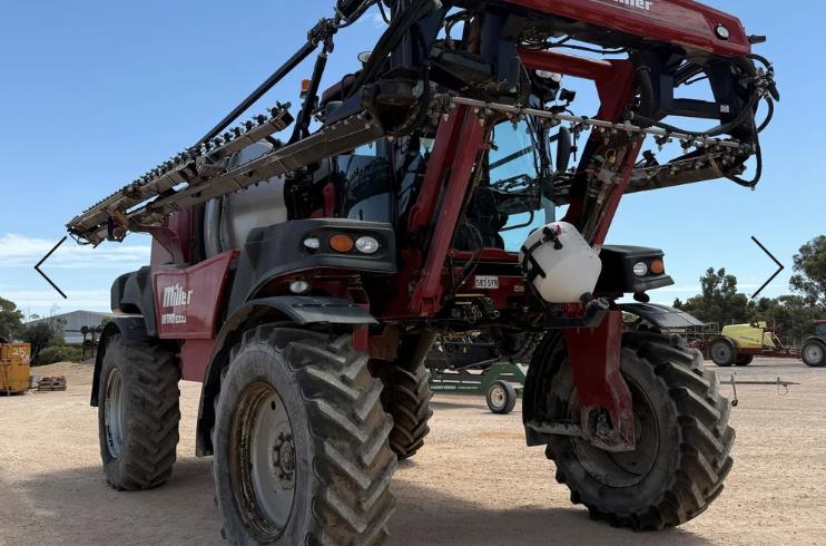 Photo 2. Miller Nitro 5333 self propelled sprayer