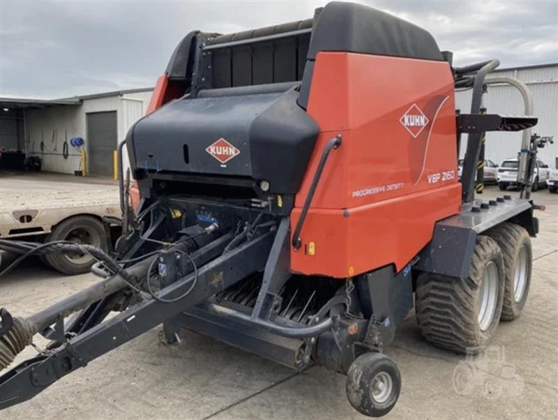 Photo 2. Kuhn VBP2160 round baler