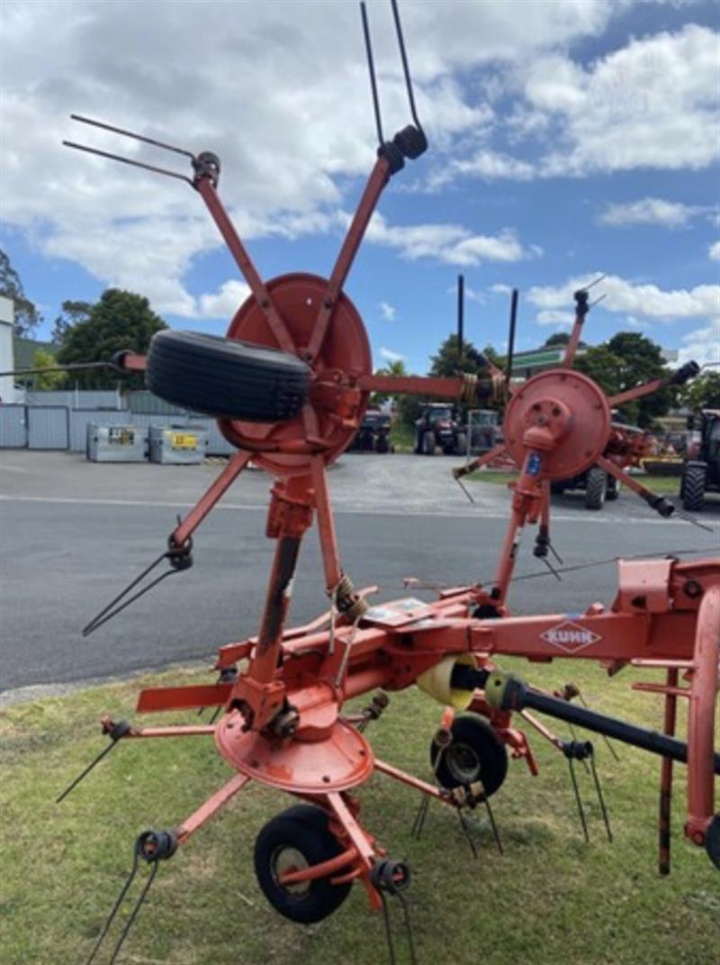 Photo 2. Kuhn GF5001 tedder