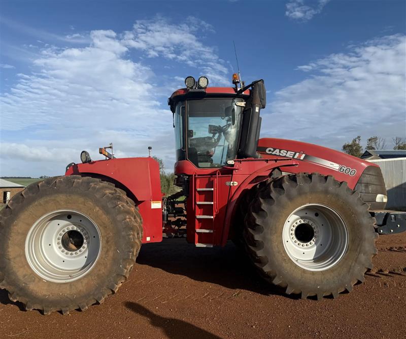 Photo 2. Case IH Steiger 600 tractor