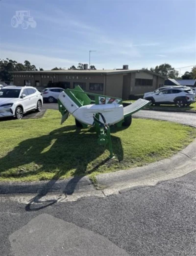 Photo 2. Hustler Chainless TH205 bale feeder