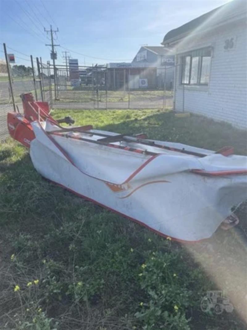 Photo 2. Kuhn GMD310 hay mower